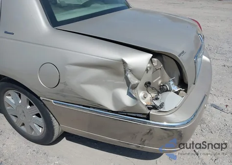 2004 Lincoln Town Car Ultimate из США, поврежденный, VIN 1LNHM83W14Y644745